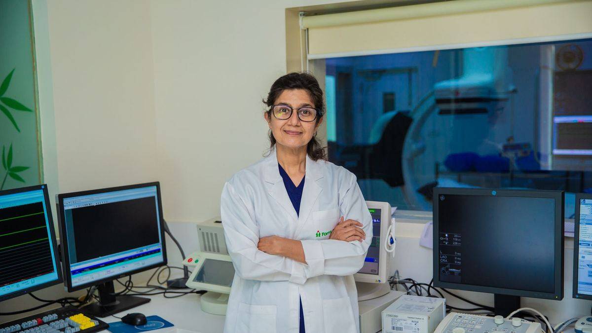 Doctor standing in a hospital diagnostics room